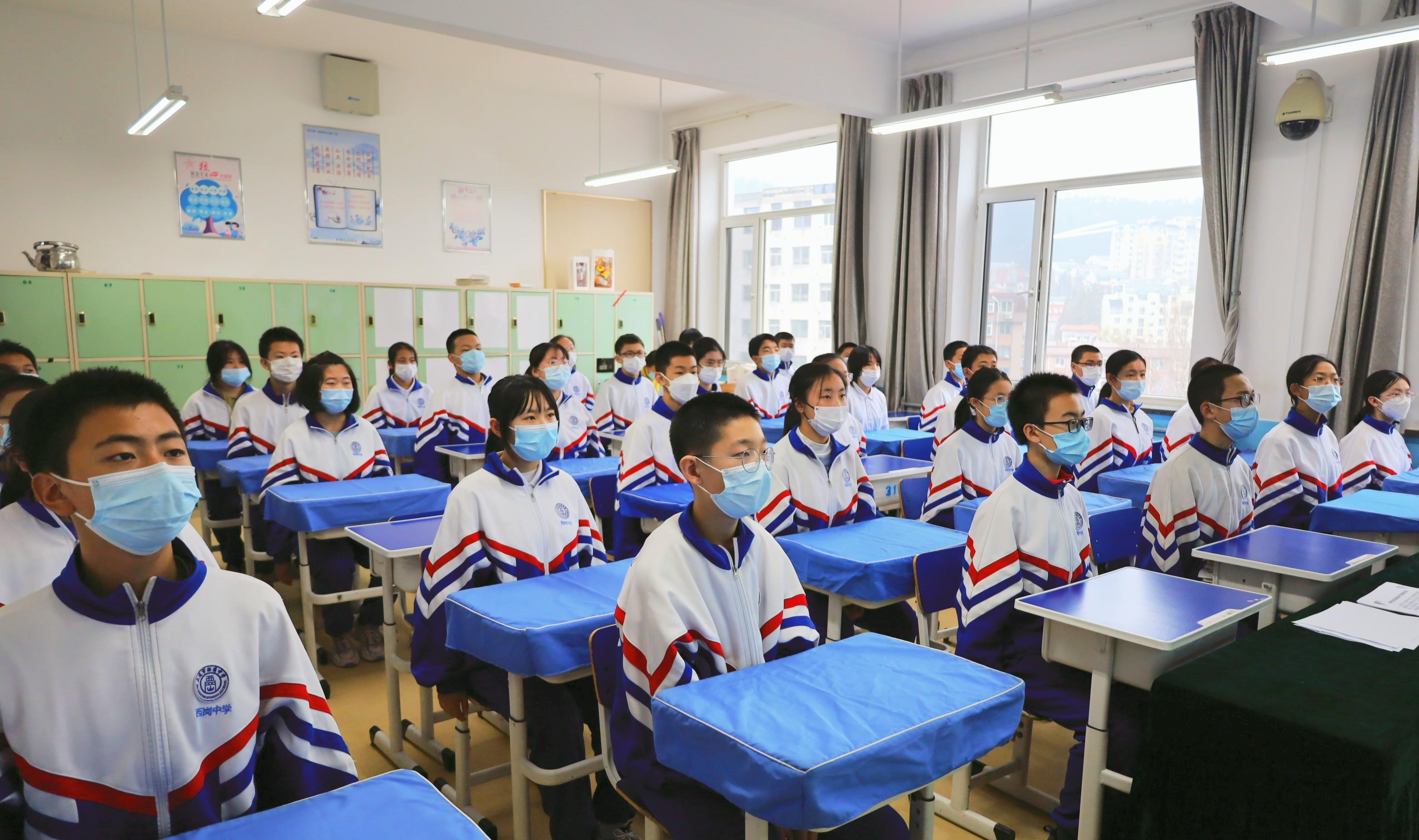 西岗党员律师普法讲师团到大连市西岗中学宣讲宪法