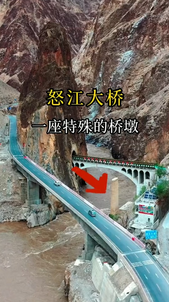 怒江大桥上的摆满了吃的喝的几乎所有的过往车辆都鸣笛致敬