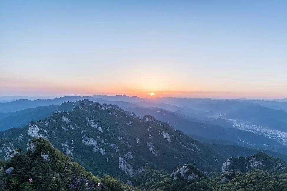 在地理上的意義:橫斷山脈,阻擋北方的寒流,還將中國分為南北兩個方位!