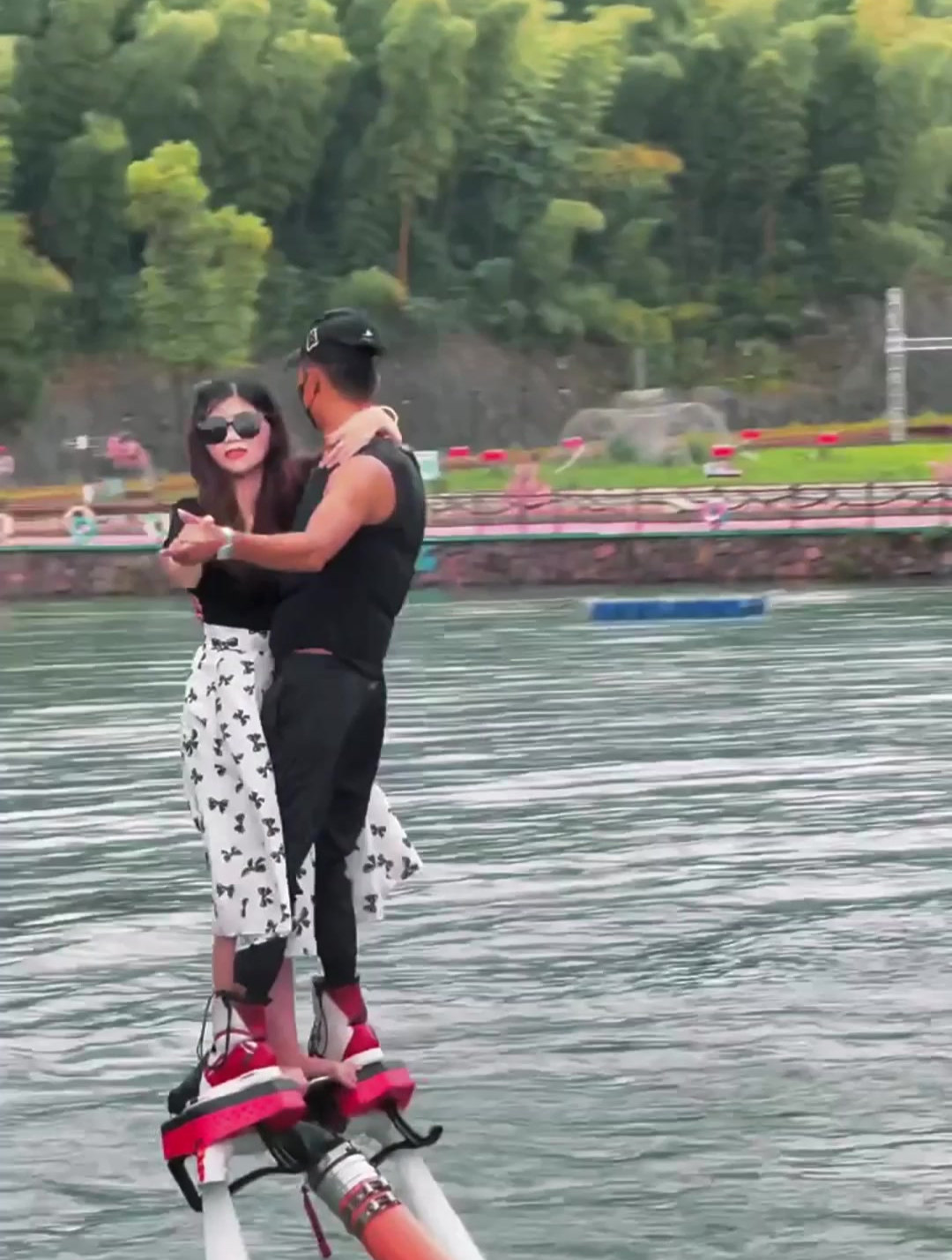 美女在三亚玩水上飞人,太疯狂了吧,看了让人脸红!-度小视