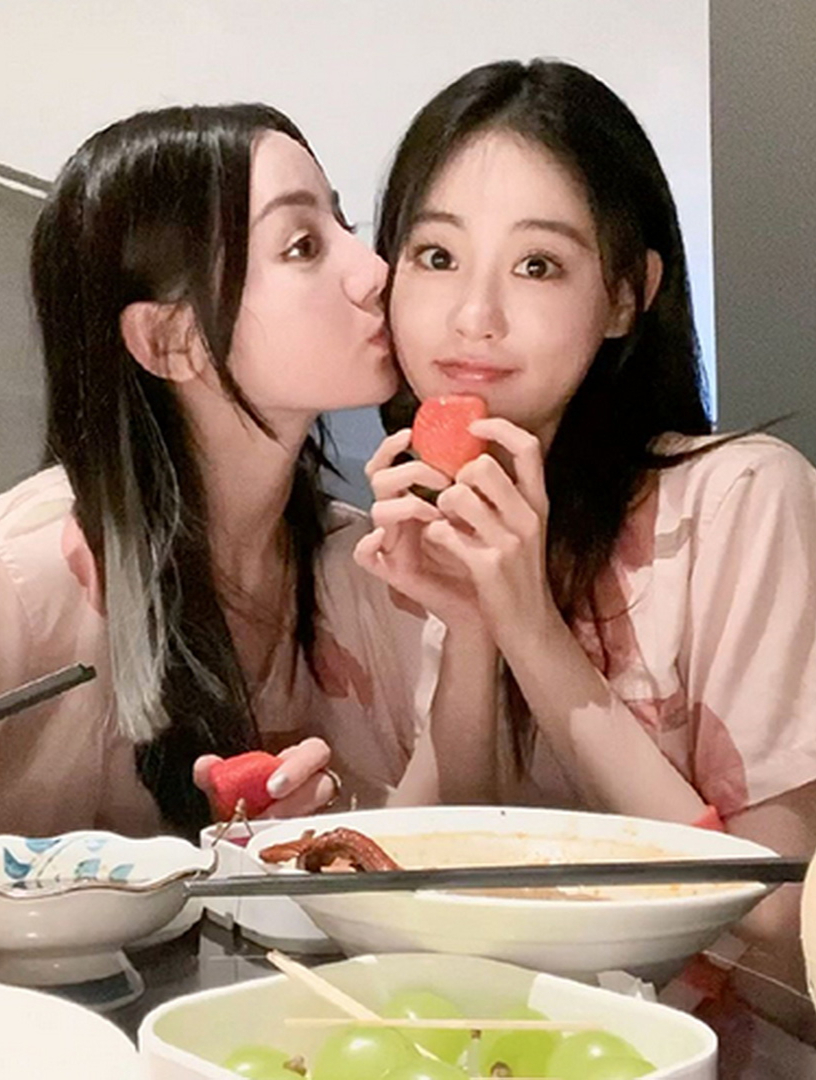 迪丽热巴浅吻祝绪丹脸颊合照 甜妹同框俏皮养眼-度小视