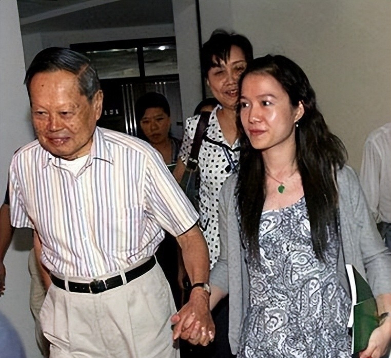 回顾杨振宁的一番言论导致翁帆被指认为日本间谍真相如何