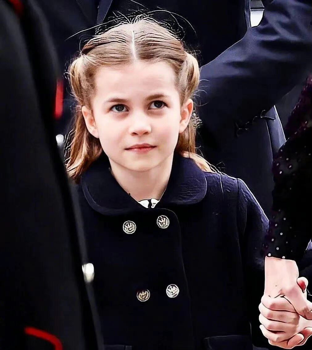英国王室的基因真强大,夏洛特小公主长得也太像女王了!