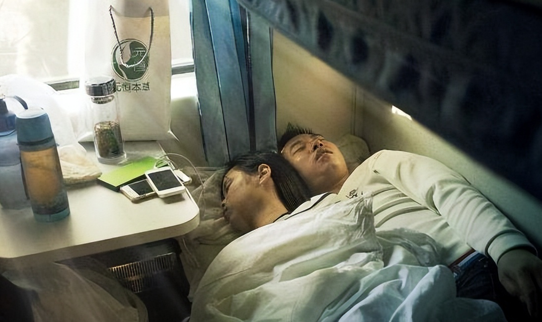 为何火车上的卧铺是男女混住,女性安全谁来保障?列车长给出答案