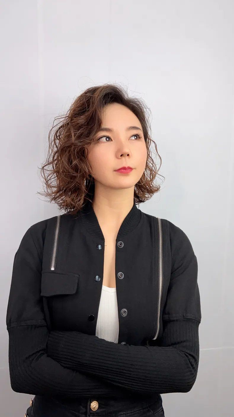 头发细软少发型怎么选?烫小卷就对了,不论长短都很美