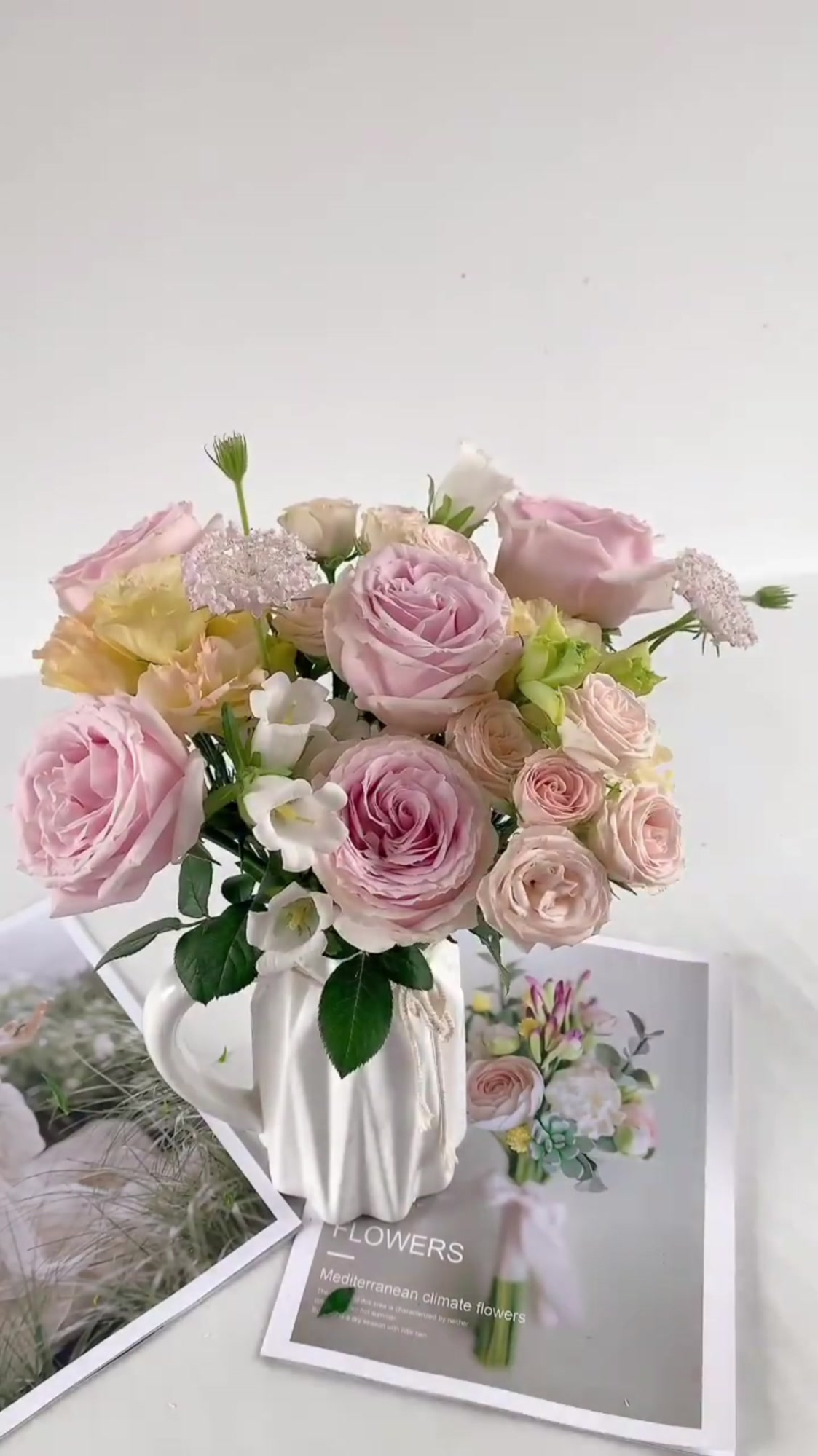 温柔的粉色系瓶插花