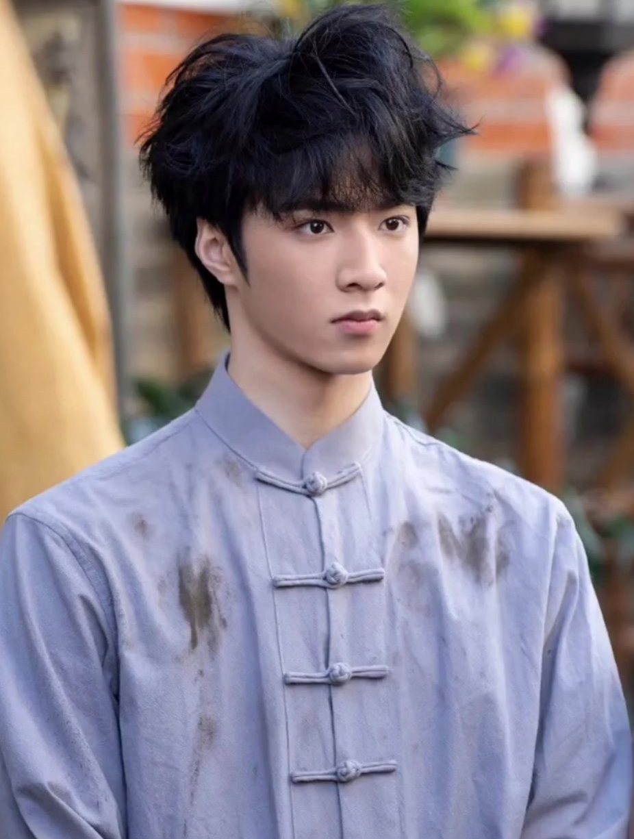 男团成员刘耀文在综艺里体验当横店群演-度小视