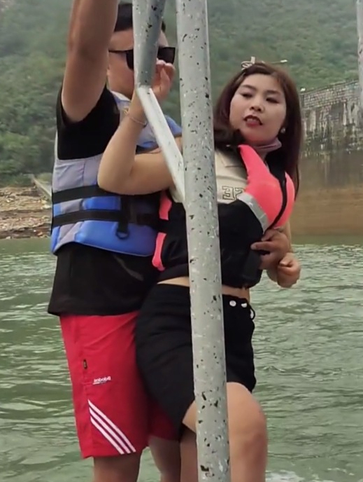 小姐姐玩水上飞人大哥一个公主抱属实给我整懵了