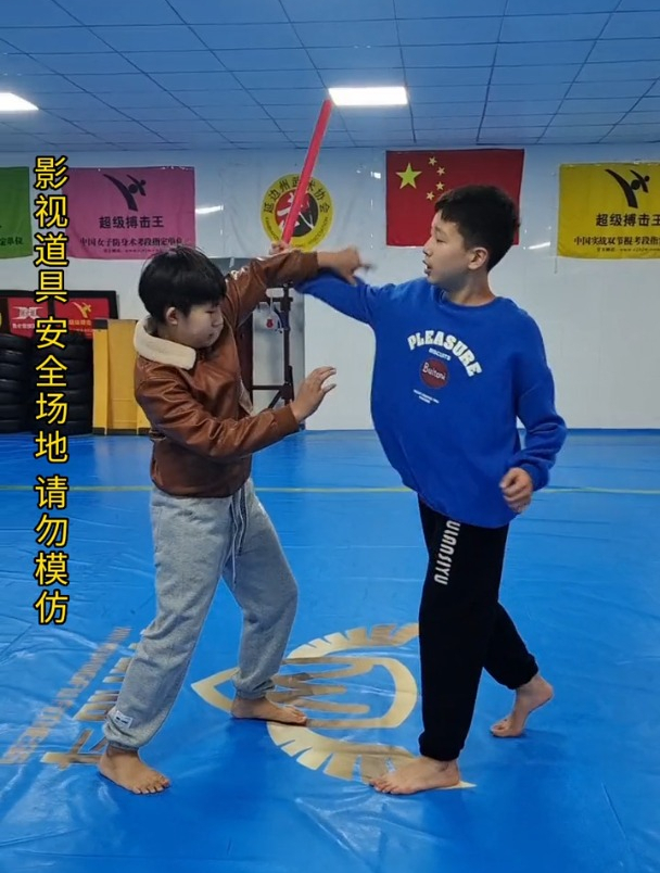 空手接白刃情景模拟!少儿防身术~-度小视