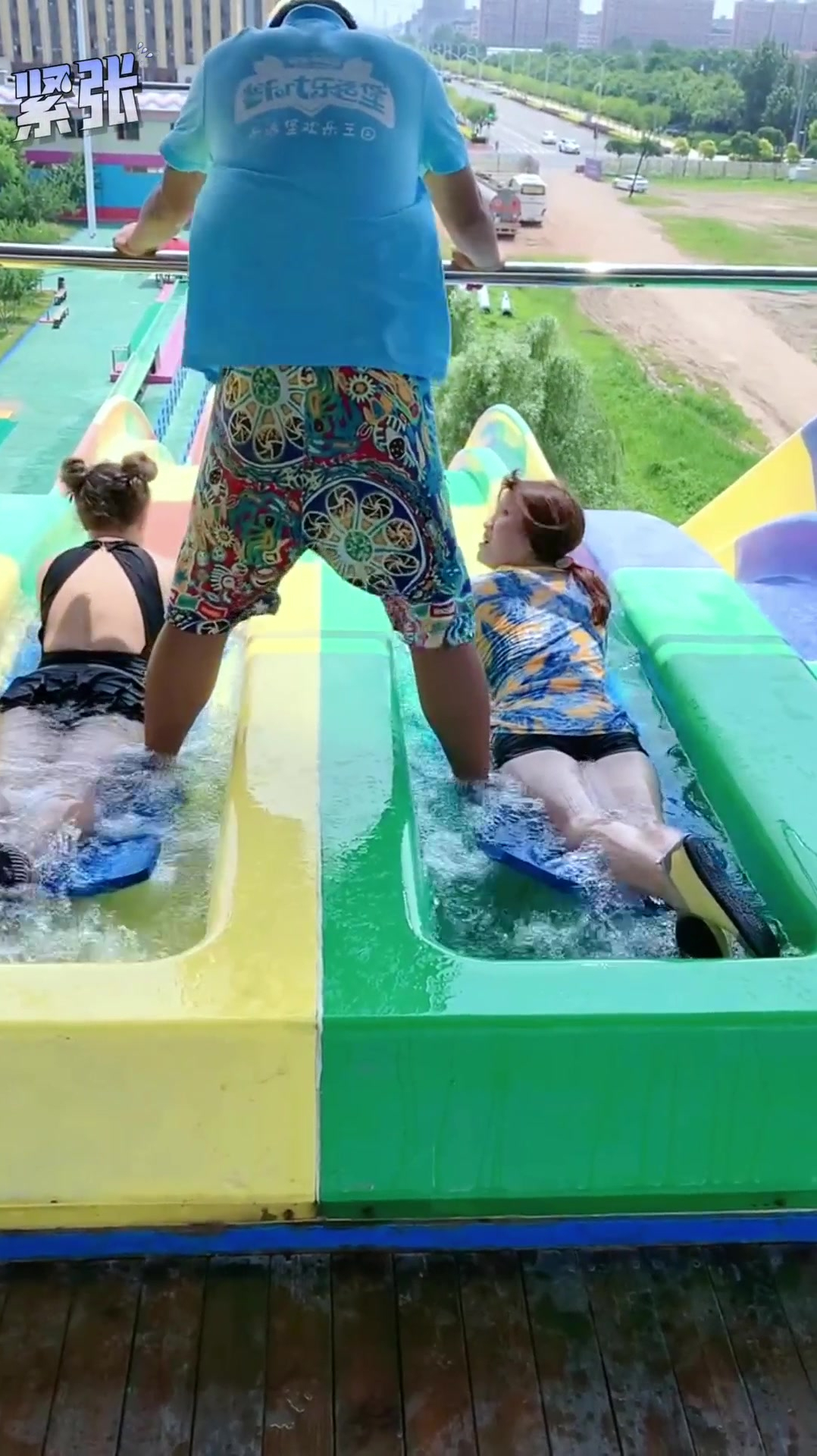 两位泳装美女尝试一下水上滑梯非常干脆利落不要太刺激