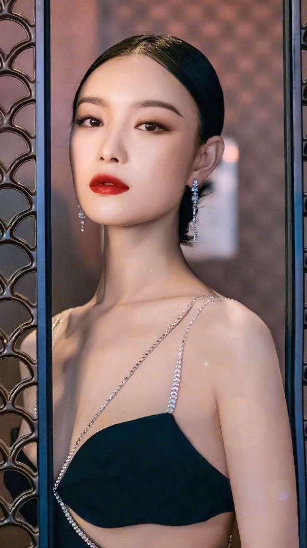 倪妮写真大片来了!这与生俱来的高级感,气质真是绝绝子