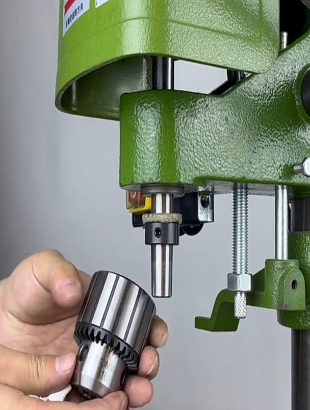 西湖台钻 钻铣床 钻夹头安装展示-度小视