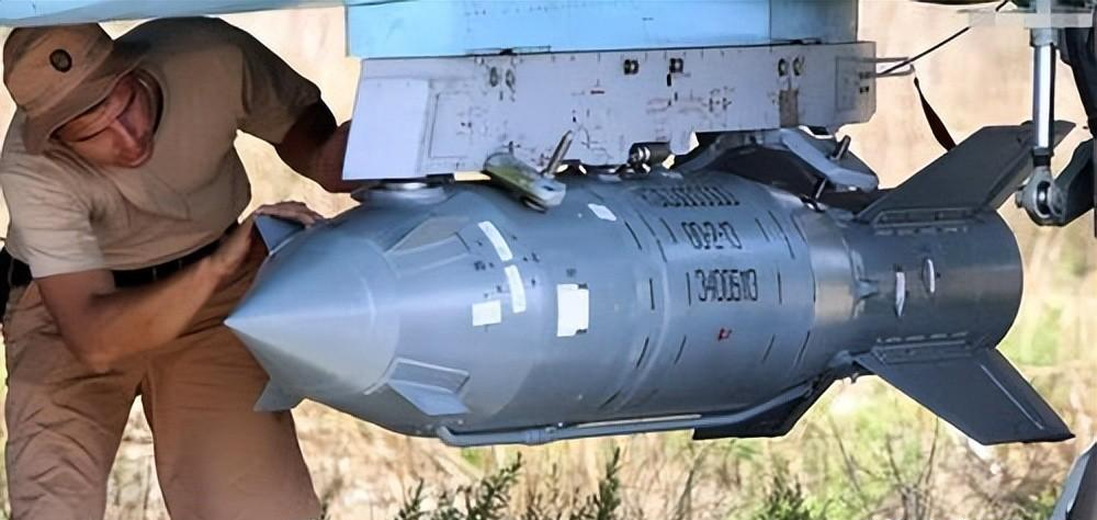 常规武器的巅峰,云爆弹和温压弹为何被称为"亚核武器"