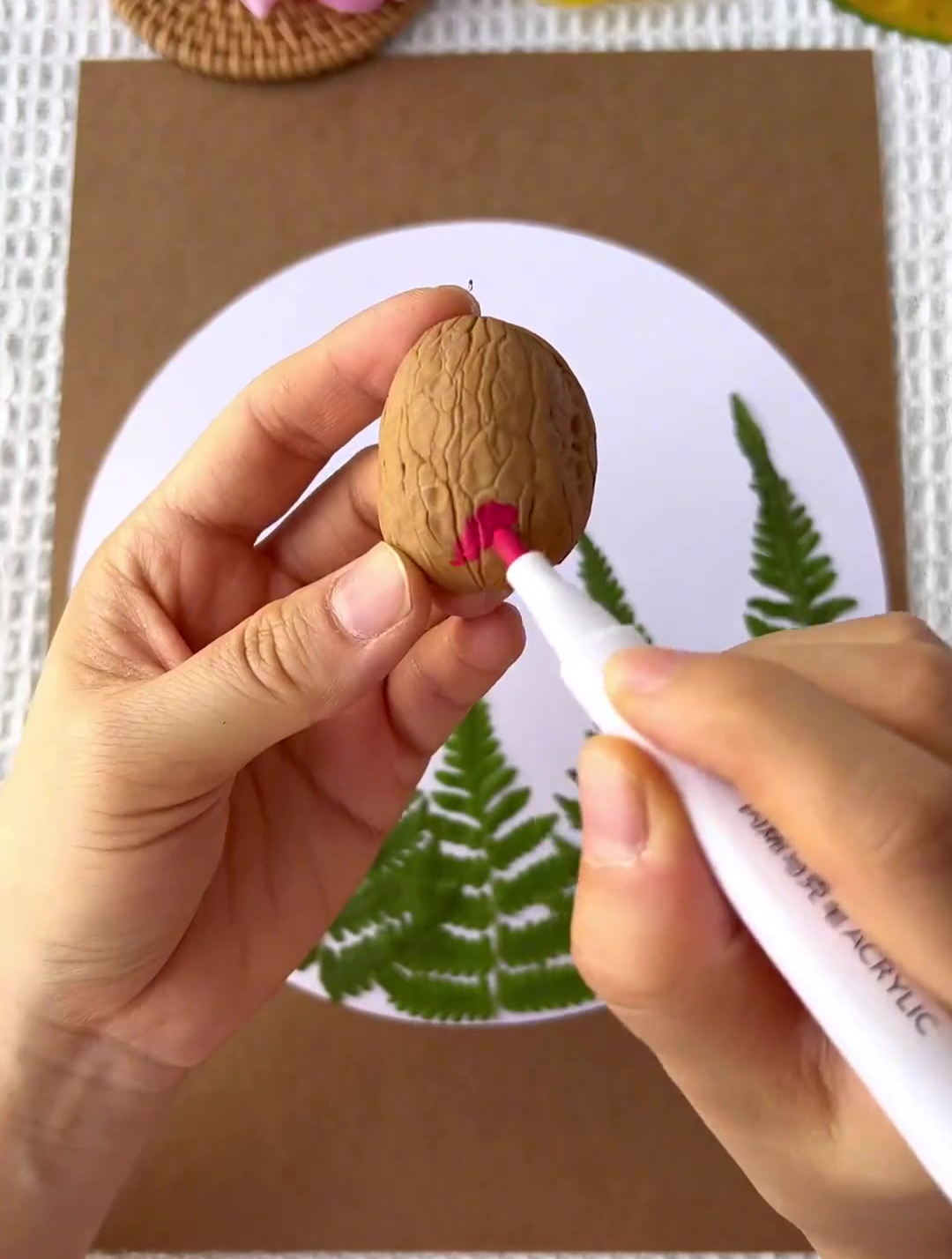 用核桃壳也能画可爱的小瓢虫,快带孩子动动手做起来吧!