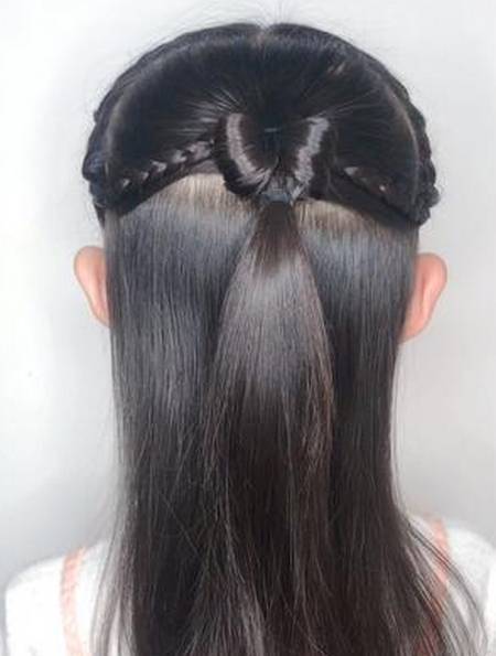 儿童编发:只用皮筋也能编的漂亮蝴蝶结披肩发,快试试-度小视