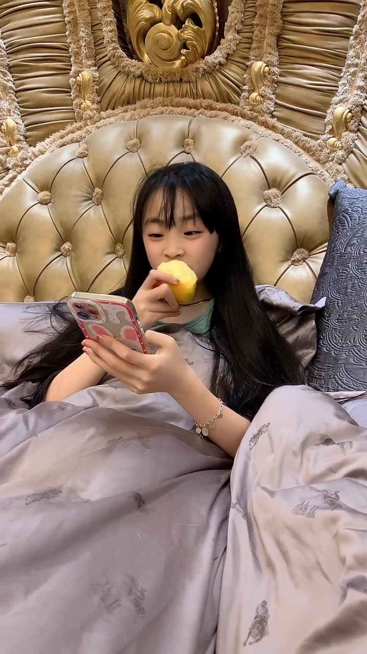 妈妈说焱娃娃在自习,手里拿着手机,那是看得什么东西