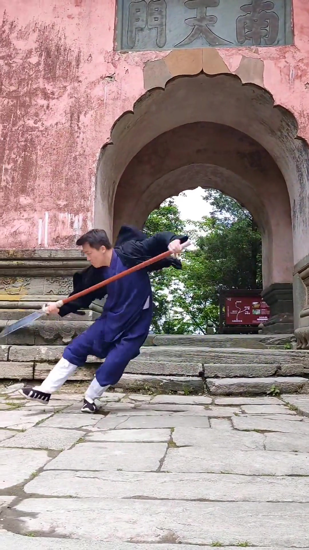 朴刀 又名拨刀,俗称双手带,出现于宋代,介于大刀与单刀之间-度小视