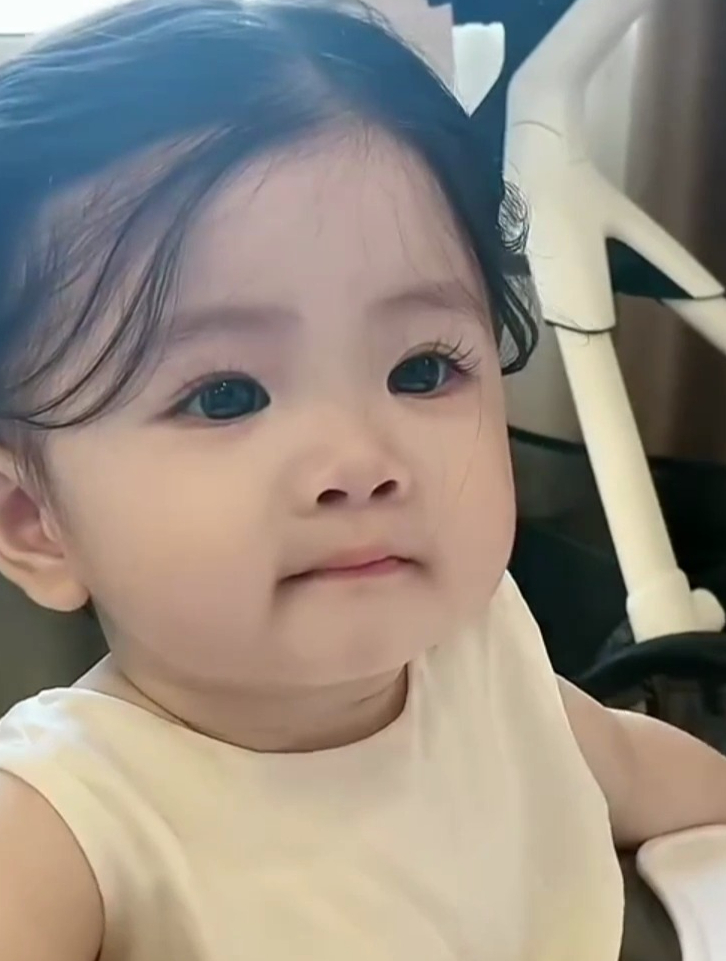 这个大眼睛萌娃火了,这孩子我越看越喜欢,笑起来怎么这么甜!