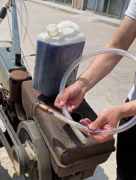 抽油抽水抽尿素神器,轻松就可以抽油抽水,也可以给鱼缸换水