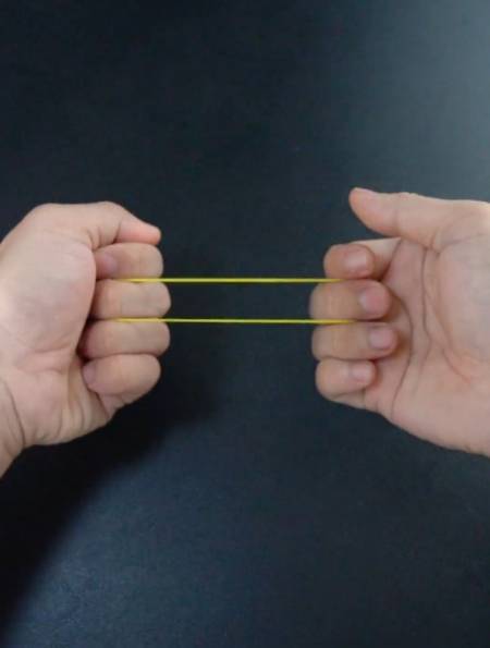 这是一个碾压智商的魔术 超简单的皮筋穿手指