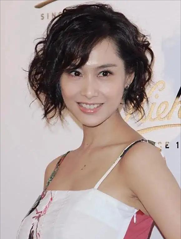 朱茵久违现身活动,51岁的她依然光彩四射!