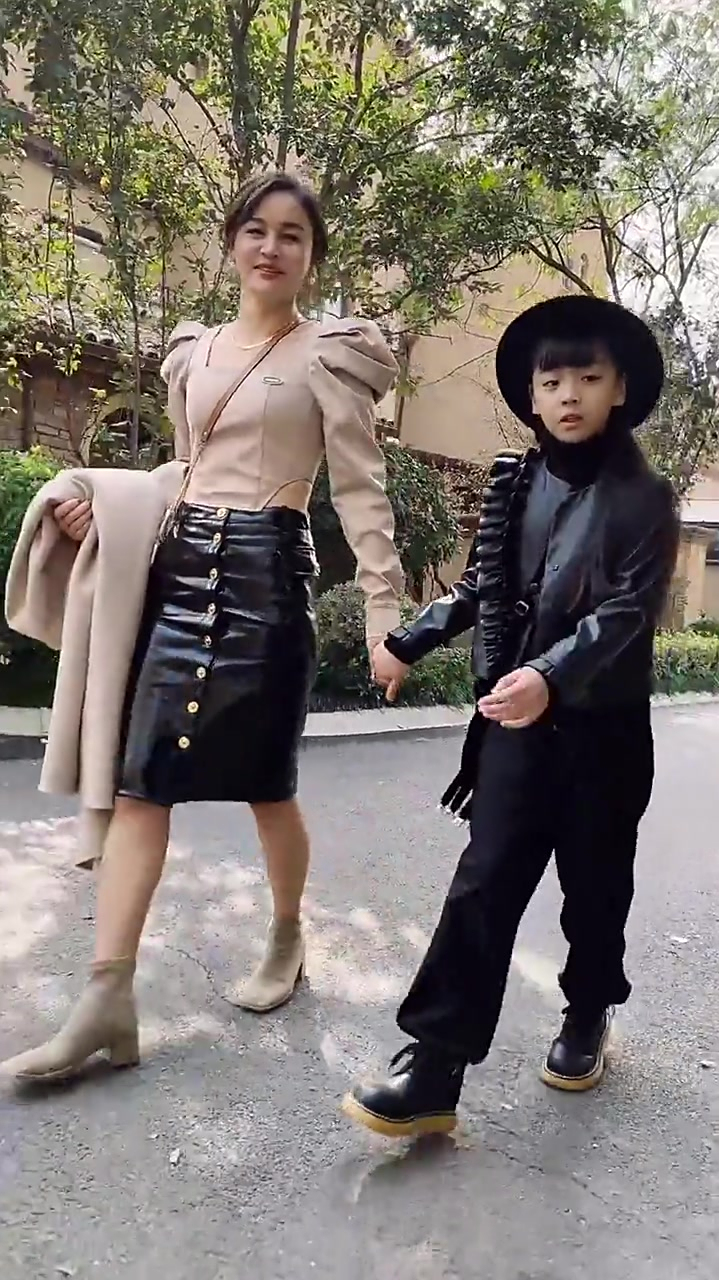 焱娃娃不上课的时候就被妈妈带出来这是出来长世面吧