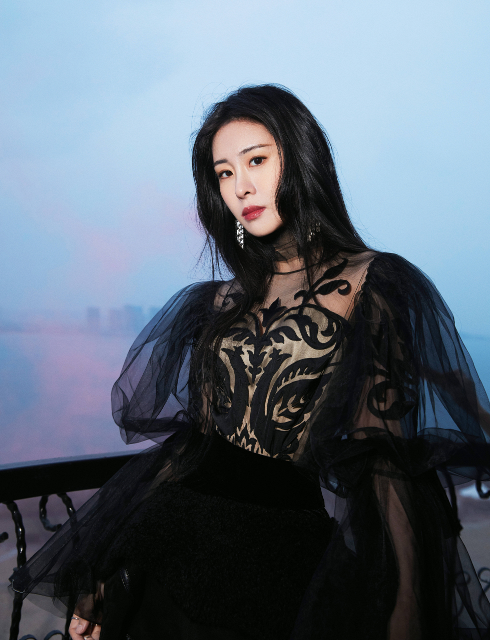 张碧晨也去看了张艺兴演唱会# 有人爆料张碧晨身着黑色休闲装去看