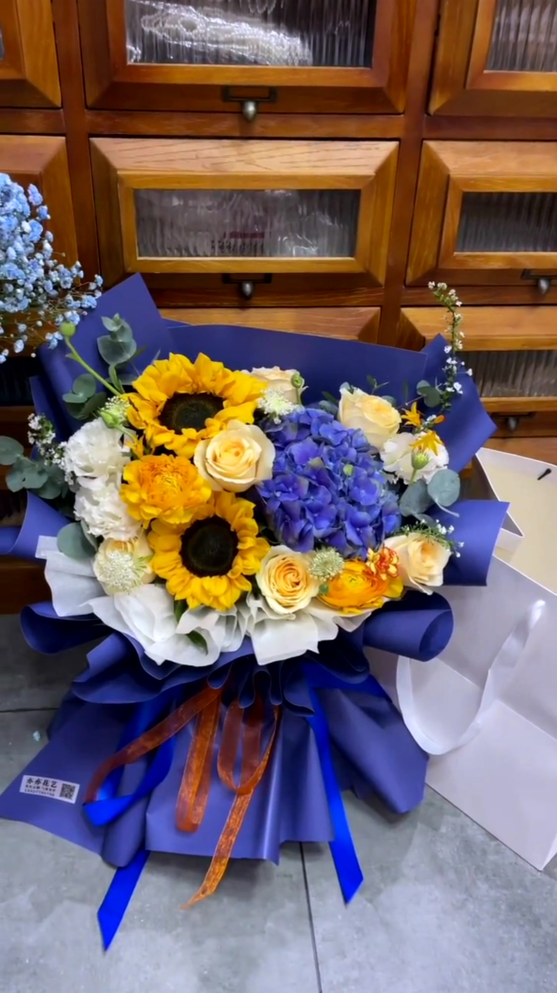 向日葵绣球花束,蓝色系花束-度小视