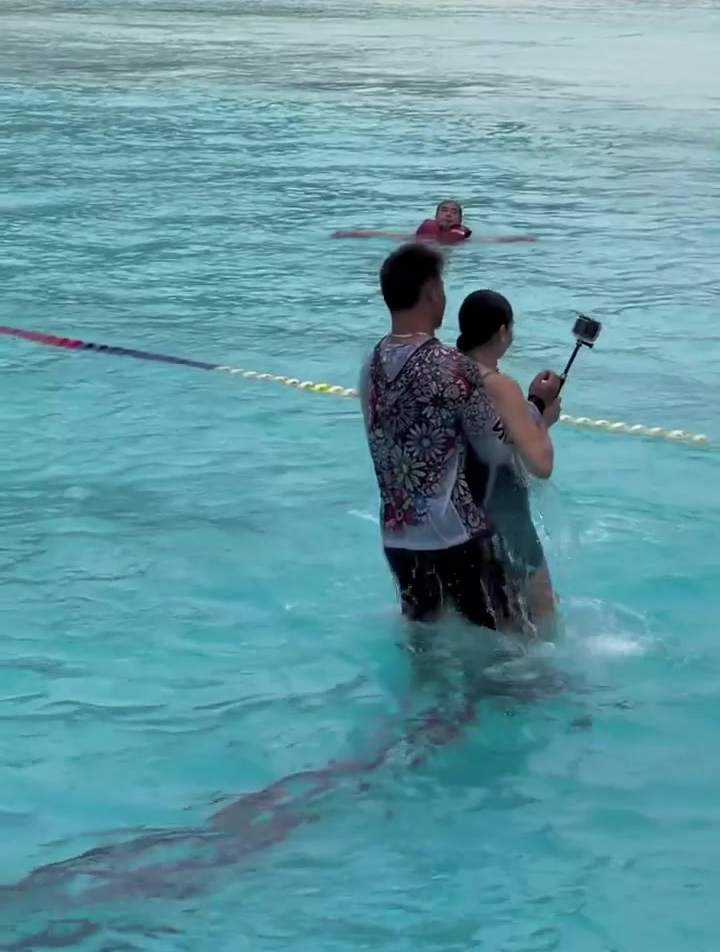 这个玩水上飞人的美女,在教练怀里看着好娇小啊,美女和野兽