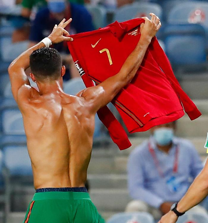 36岁c罗天神下凡,重现晒球衣经典,曼联1500万捡到宝