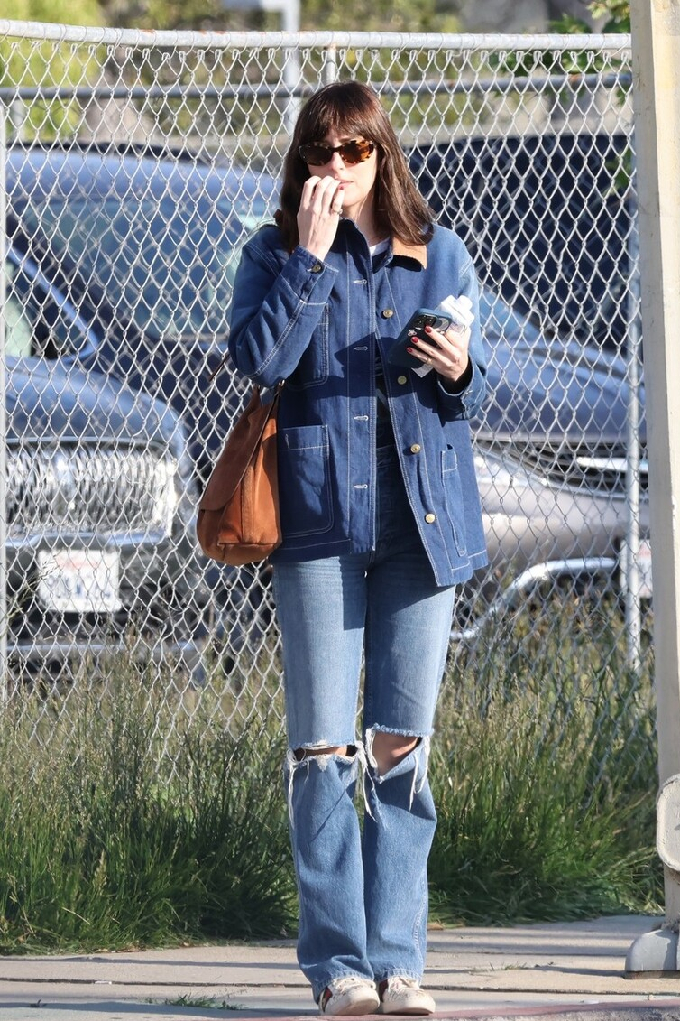 达科塔-约翰逊真会穿搭,一身牛仔复古风,简直就是时髦精本精了