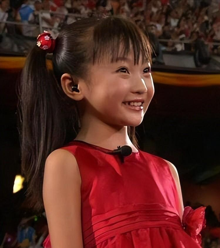 回顾:她6岁被成龙抱上春晚,却因长相被骂到退圈,如今她长成什么样