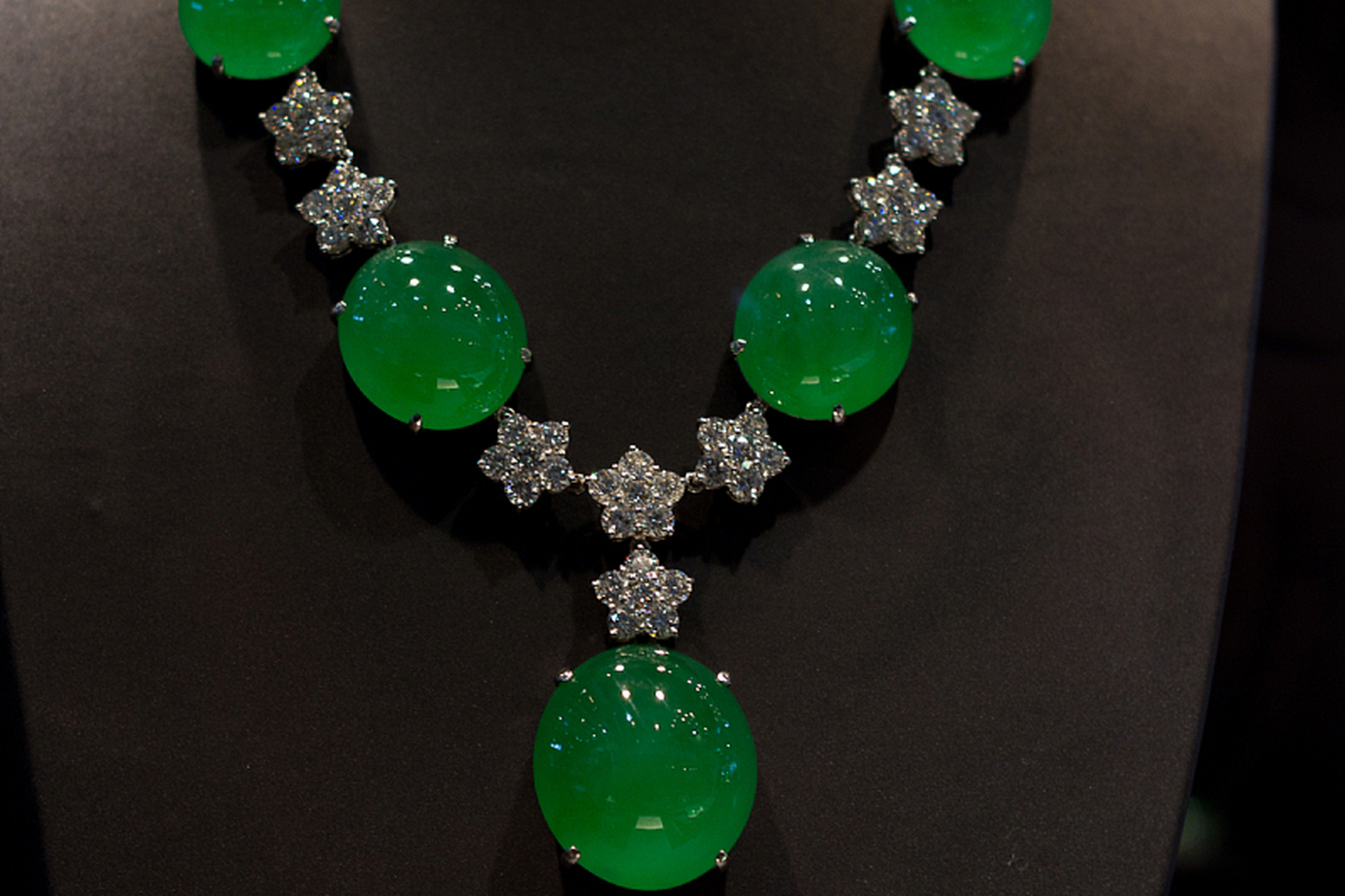 翡翠项链以其独特的色彩与质地,以及其在东方珠宝中的重要地位,展现出