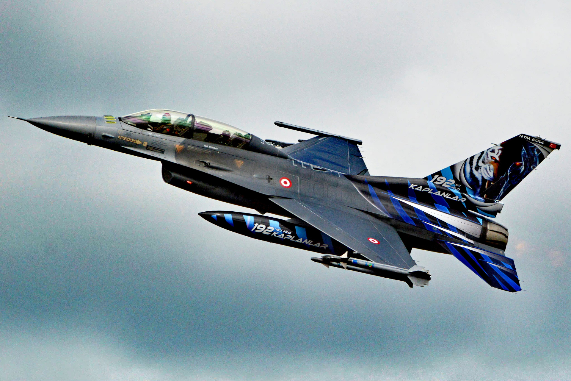 战机欣赏:美国 洛克希德 f-16d "战隼"战斗机,该机是f-16的双座版本