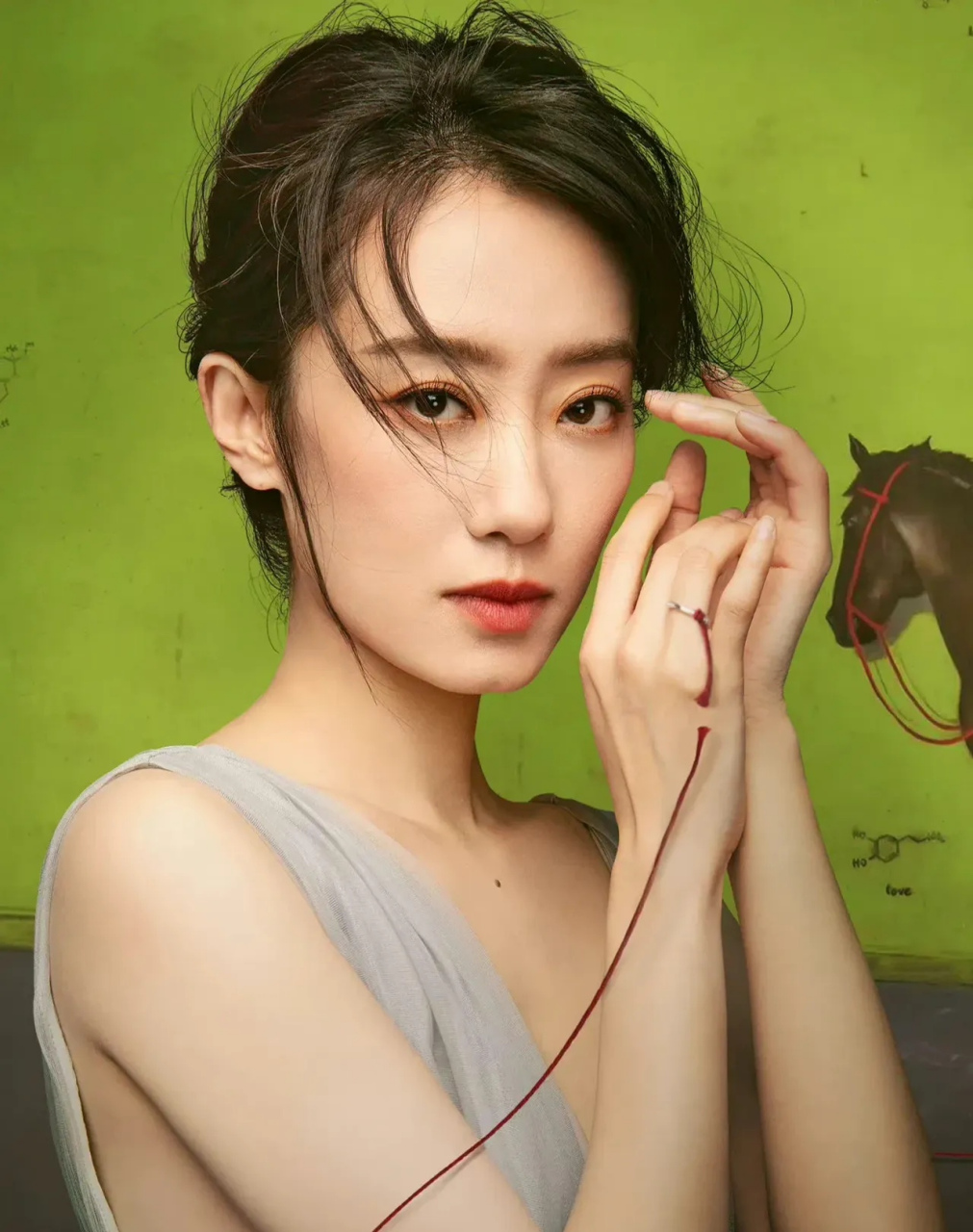 张小斐第一部电影《你好李焕英》就拿到了金鸡影后,现在第一部电示珑