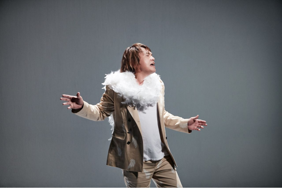 伍佰拍摄mv时疯狂喷射烟雾和洒下羽毛,观众被熏得连连打喷嚏