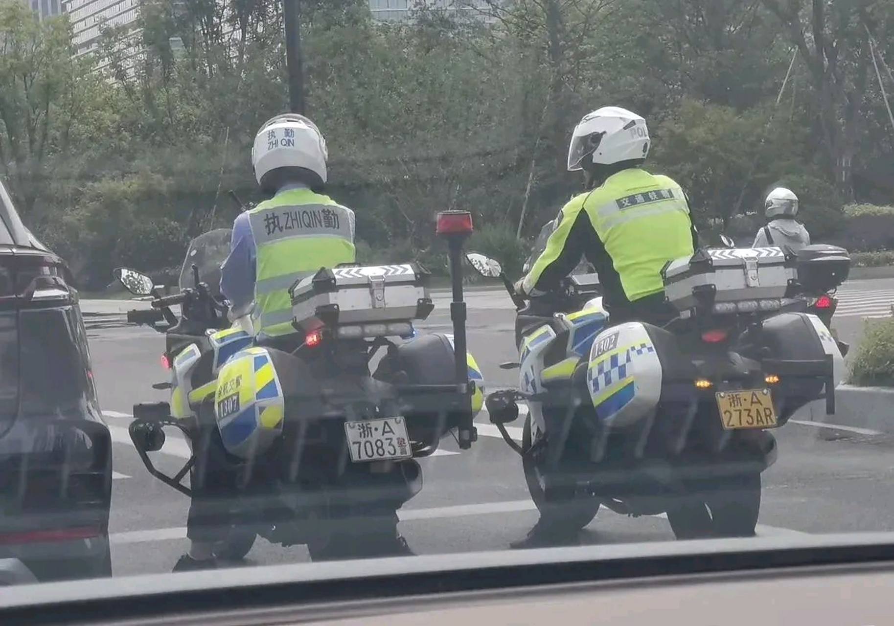 两个警车牌照不一样,一个白牌一个黄牌,这个是为啥?