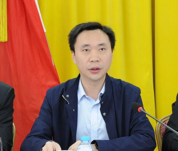 他,现任鞍山市市长,是辽宁省最年轻地级市市长