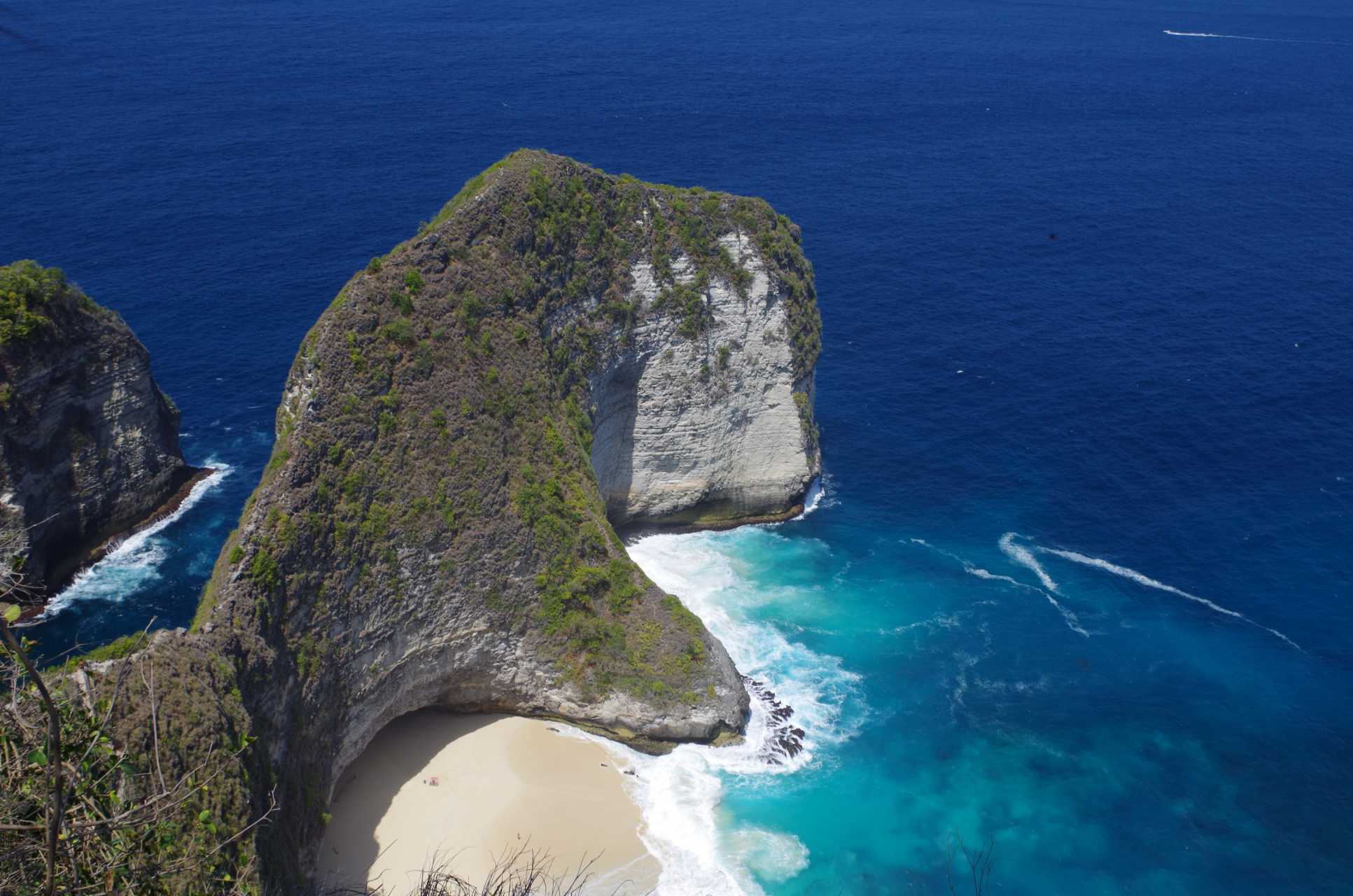 佩尼达岛上的著名景点有三个,分别是精灵坠崖,天神浴池和破碎沙滩.