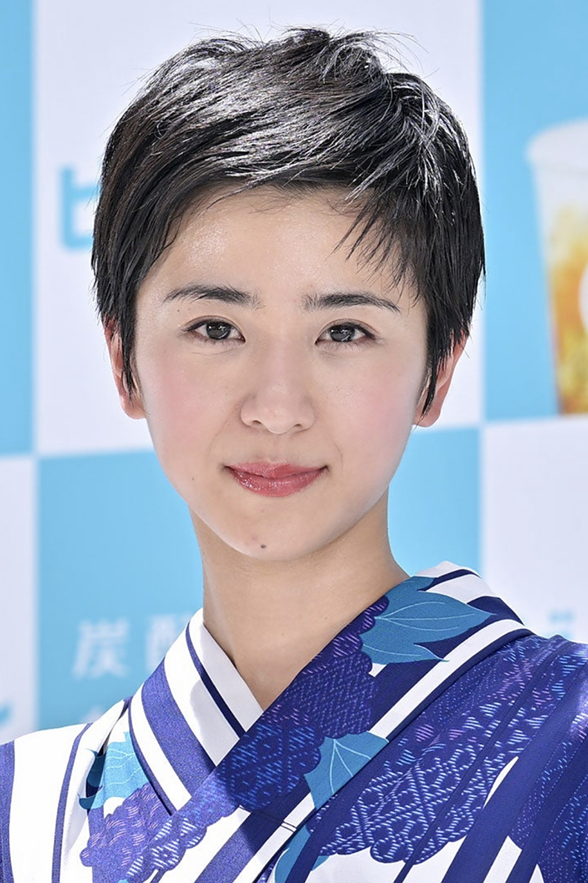 结菜身穿浴衣出现在活动现场时,让粉丝们兴奋不已的其实是她的短发