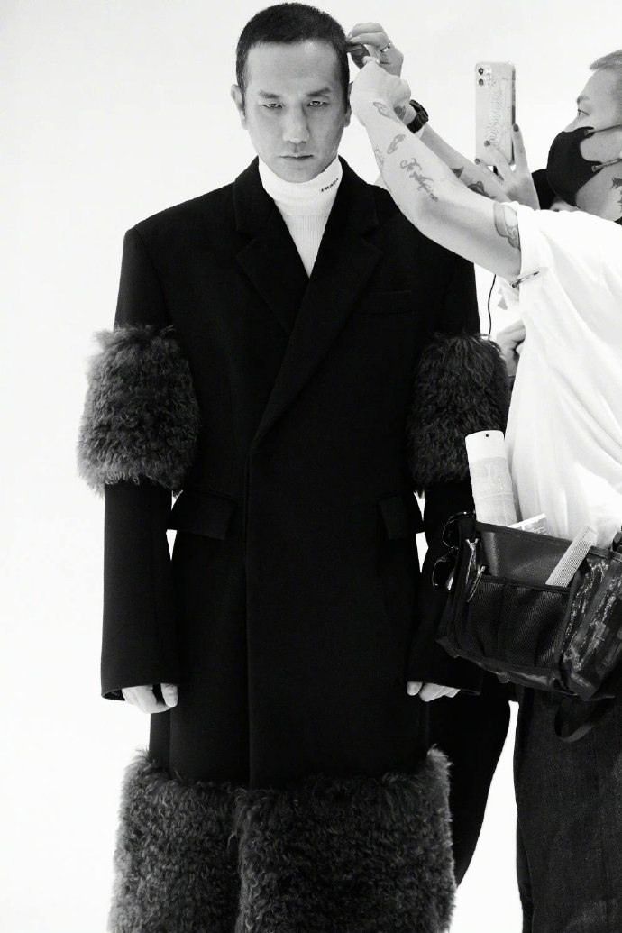 组图：黄觉改微博认证逗笑网友工作人员曝帮艺人改认证全过程