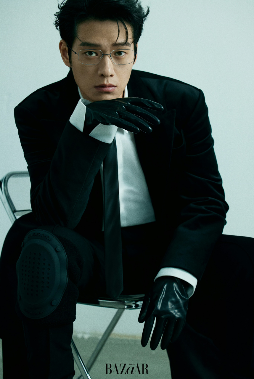 金丝眼镜,黑色手套,耳骨夹,西装革履的魏大勋有没有惊艳到你,这是