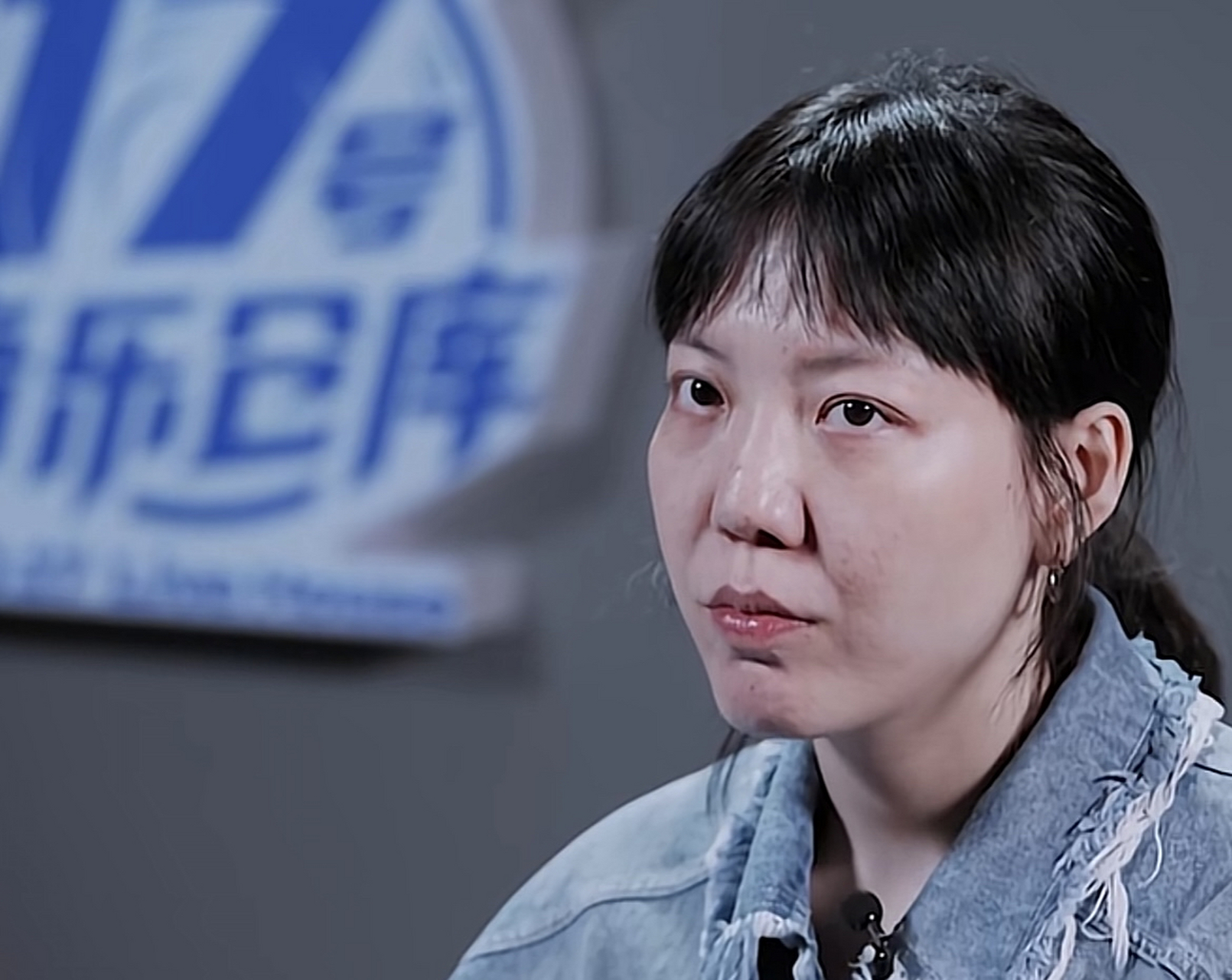 脂粉尽去,吴莫愁的脸从霸气凌厉前卫变得温柔亲切.