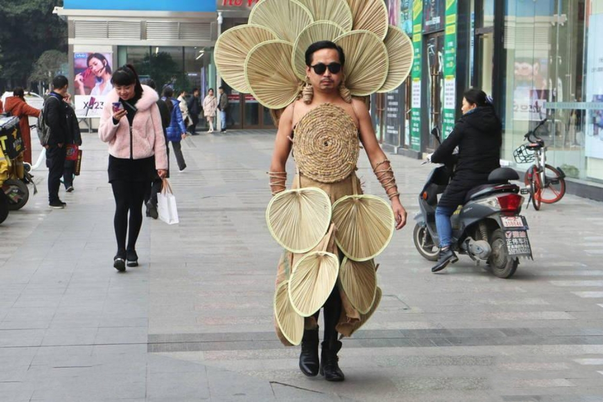 搞笑# 走路带风的男人!