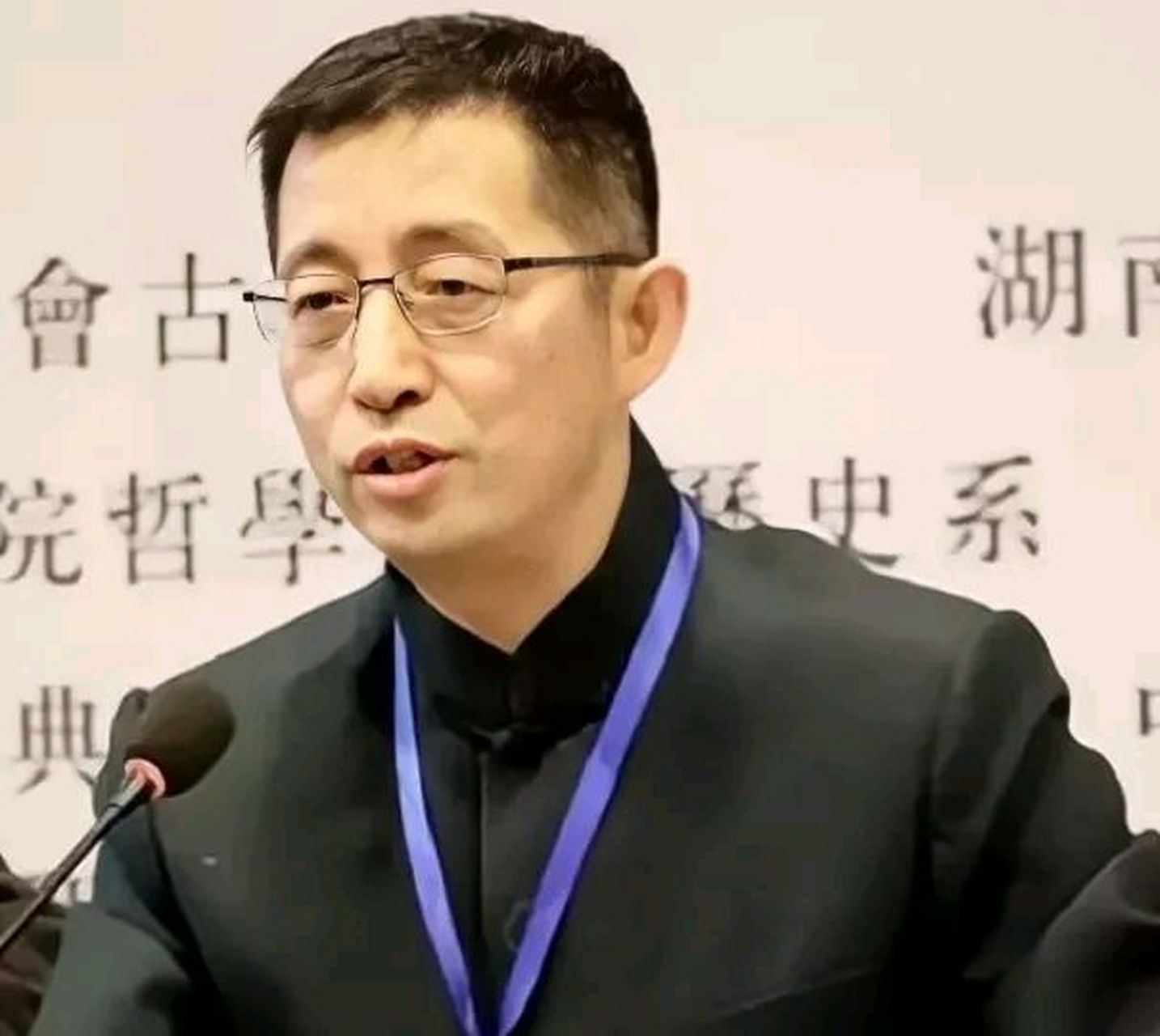 吴飞教授认为我们不能将逝去的亲人视为垃圾般对待,而是应该更加尊重