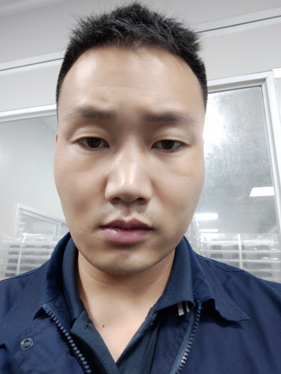 冯绍峰回应发福变中年油腻大叔# 人常说"男人到了中年就会发福",栈鞍