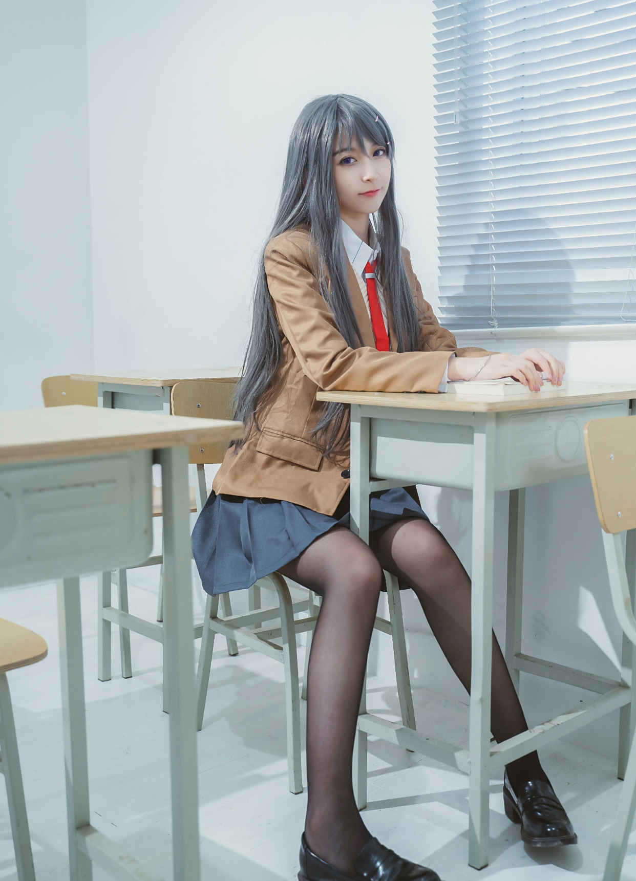 jk短裙配"黑丝"的麻衣学姐,坐姿太撩人,都没办法好好上课了