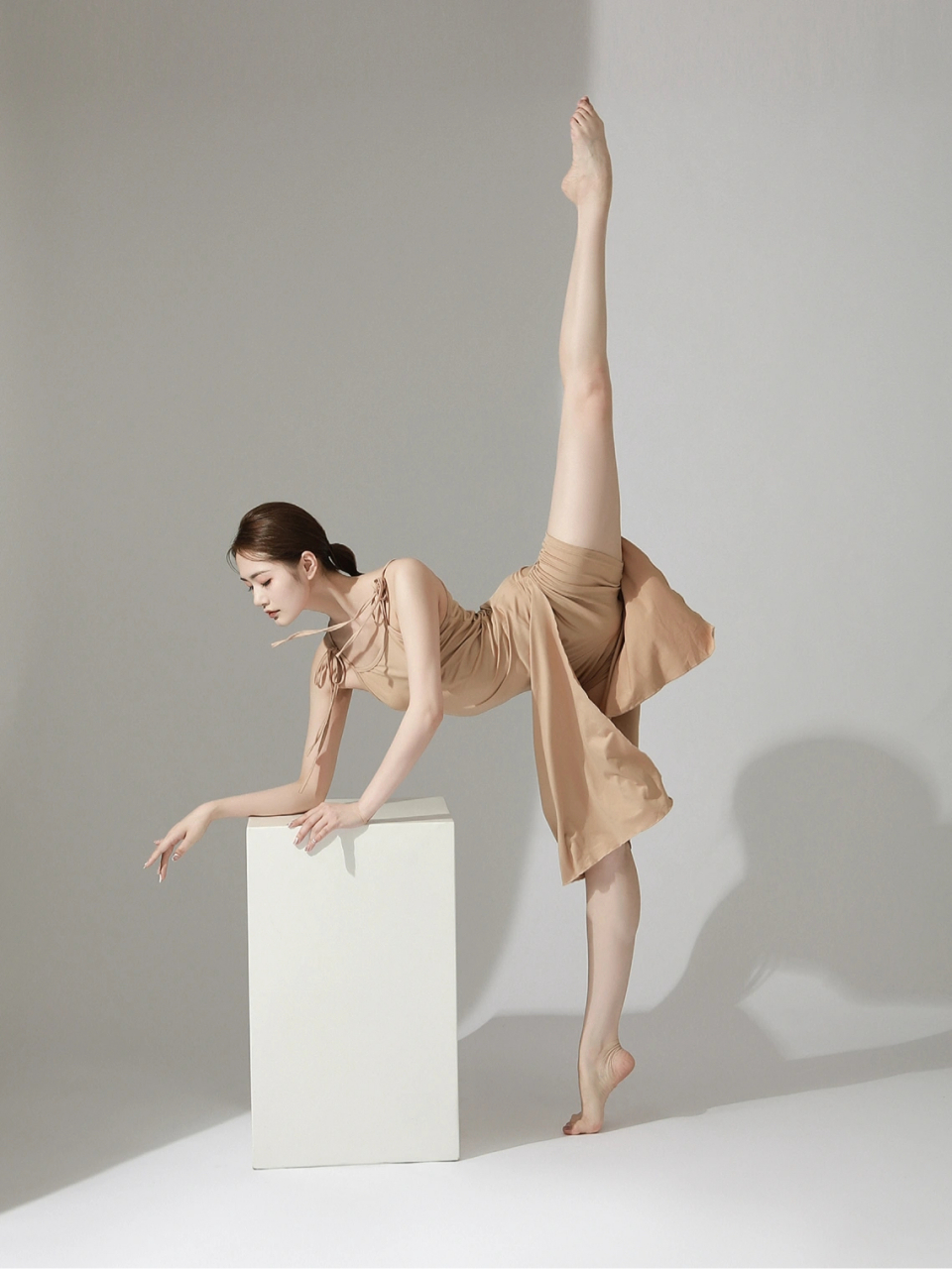 舞蹈美女# 完美舞姿翩翩起舞,优雅迷人动作