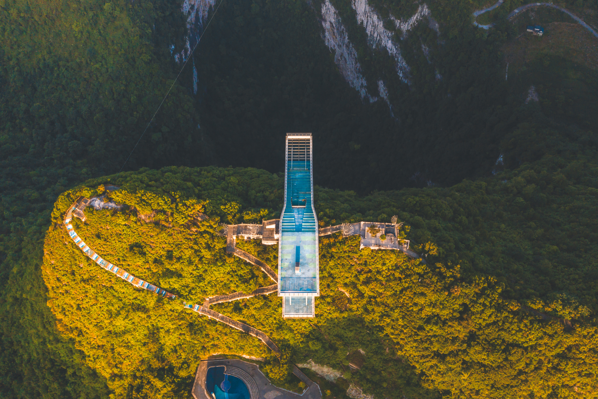 乐业大石围天坑群景区属于乐业-凤山世界地质公园,是广西唯一的世界级