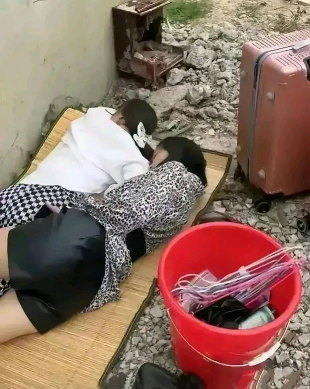 网友:路边看到的,我猜是没钱交房租被房东赶出来了,打工人的生活不